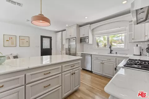 Kitchen - 1500 Hackett Ave, Long Beach, CA 90815 photo 3 of 3