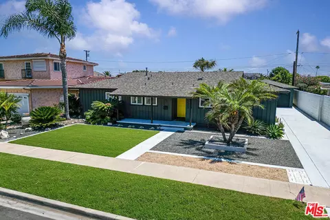 Exterior - 1500 Hackett Ave, Long Beach, CA 90815 photo 3 of 7