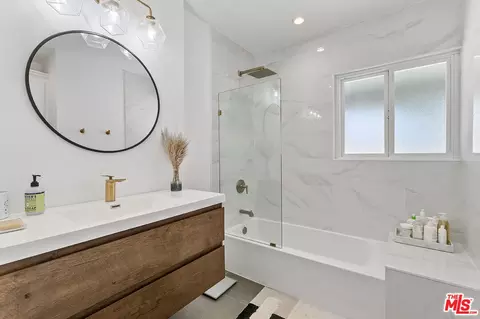 Bath - 1500 Hackett Ave, Long Beach, CA 90815 photo 1 of 2