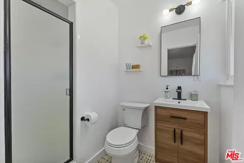 Bath - 1500 Hackett Ave, Long Beach, CA 90815 photo 2 of 2