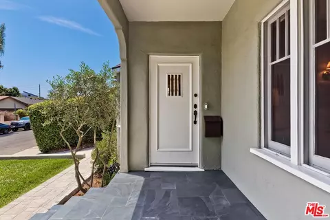 Exterior - 839 Commonwealth Ave, Venice, CA 90291 photo 3 of 14