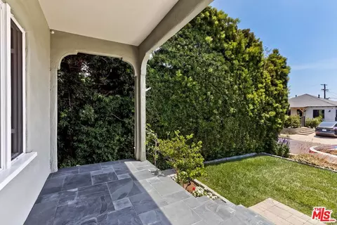 Exterior - 839 Commonwealth Ave, Venice, CA 90291 photo 4 of 14
