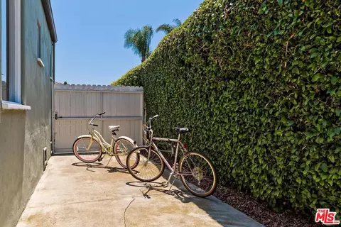 Exterior - 839 Commonwealth Ave, Venice, CA 90291 photo 14 of 14