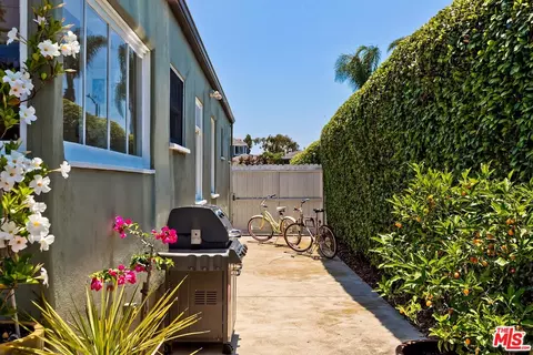 Exterior - 839 Commonwealth Ave, Venice, CA 90291 photo 5 of 14