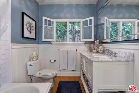 Bath - 839 Commonwealth Ave, Venice, CA 90291 photo 2 of 2