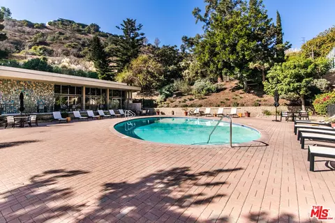 6716 Hillpark Dr #406, Los Angeles, CA 90068