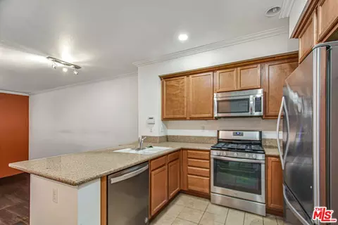 Kitchen - 500 N Willowbrook Ave #M6, Compton, CA 90220 photo 2 of 3