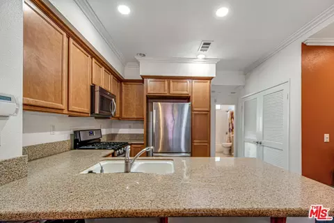Kitchen - 500 N Willowbrook Ave #M6, Compton, CA 90220 photo 3 of 3