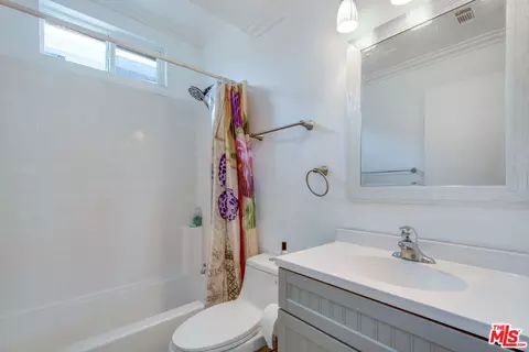 Bath - 500 N Willowbrook Ave #M6, Compton, CA 90220 photo 1 of 3