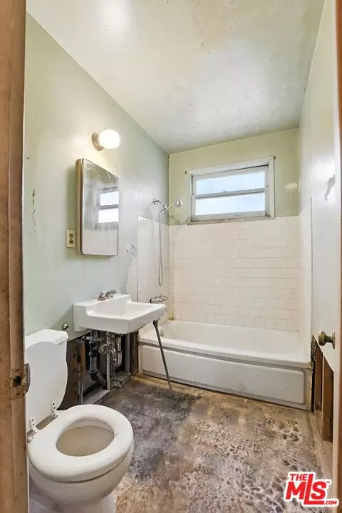 Bath - 8753 Vans St, Paramount, CA 90723 photo 1 of 1