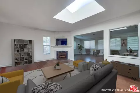 352 S Barrington Ave #12, Los Angeles, CA 90049