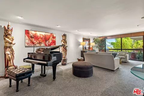 851 N Kings Rd #207, West Hollywood, CA 90069