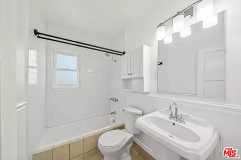 Bath - 6112 Bonfair Ave, Lakewood, CA 90712 photo 1 of 1