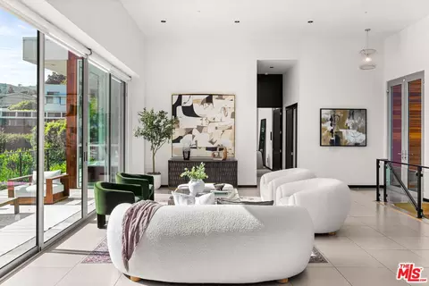 933 Bluegrass Ln, Los Angeles, CA 90049