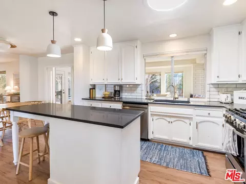 Kitchen - 56357 Tamarisk Pl, Yucca Valley, CA 92284 photo 2 of 2