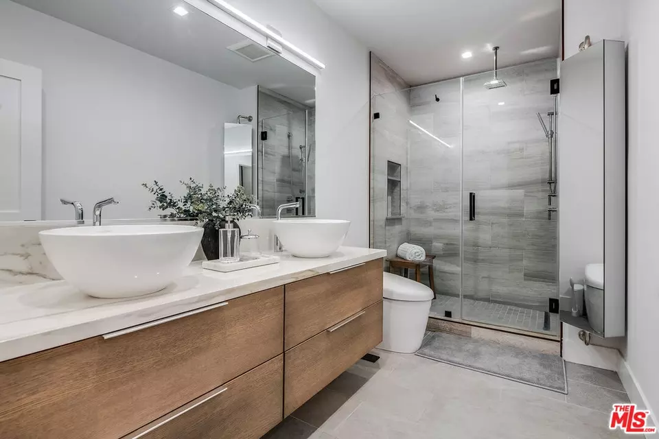 Bath - 439 N Doheny Dr #204, Beverly Hills, CA 90210 photo 2 of 4