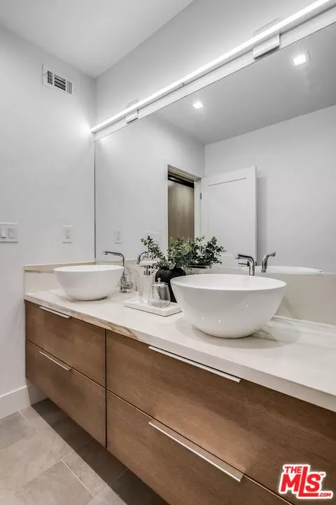 Bath - 439 N Doheny Dr #204, Beverly Hills, CA 90210 photo 3 of 4