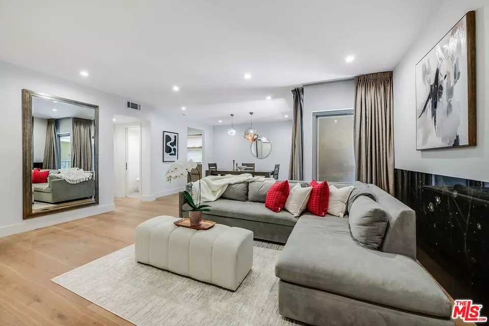 Living - 439 N Doheny Dr #204, Beverly Hills, CA 90210 photo 1 of 3