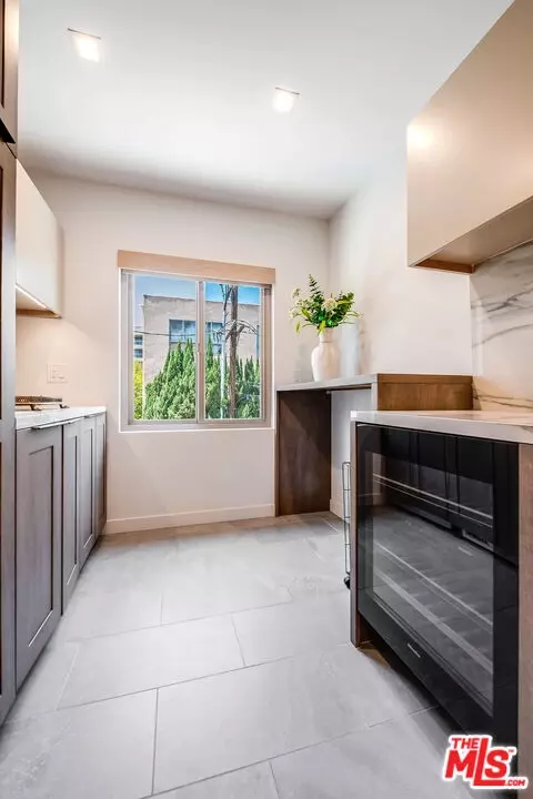 Kitchen - 439 N Doheny Dr #204, Beverly Hills, CA 90210 photo 4 of 4