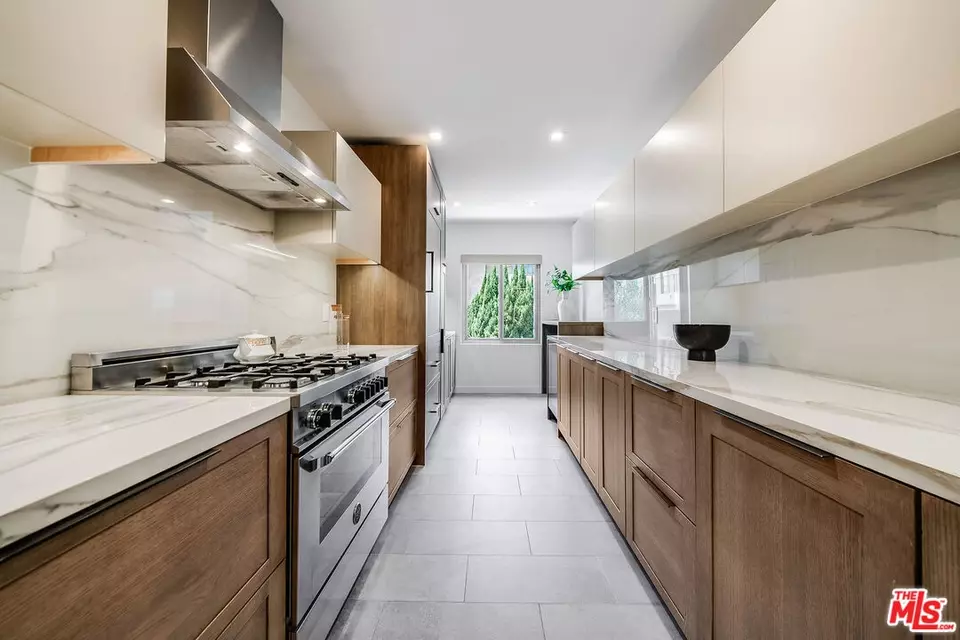 Kitchen - 439 N Doheny Dr #204, Beverly Hills, CA 90210 photo 2 of 4