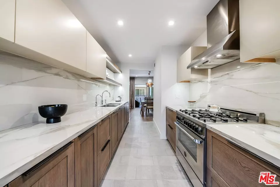 Kitchen - 439 N Doheny Dr #204, Beverly Hills, CA 90210 photo 3 of 4