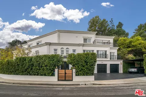 2209 Banyan Dr, Los Angeles, CA 90049