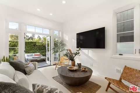410 Entrada Dr, Santa Monica, CA 90402