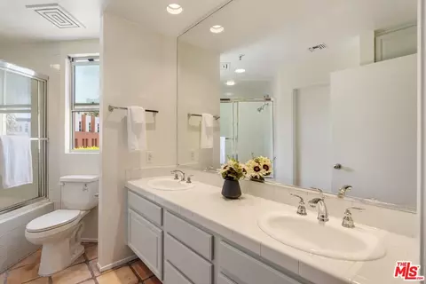 Bath - 235 Main St #121, Venice, CA 90291 photo 2 of 3