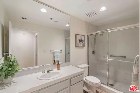 Bath - 235 Main St #121, Venice, CA 90291 photo 3 of 3