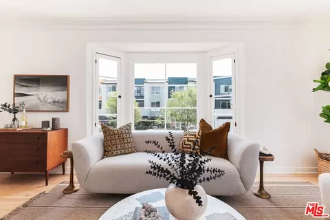 Living - 515 Rose Ave, Venice, CA 90291 photo 3 of 3