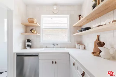 Kitchen - 515 Rose Ave, Venice, CA 90291 photo 1 of 3