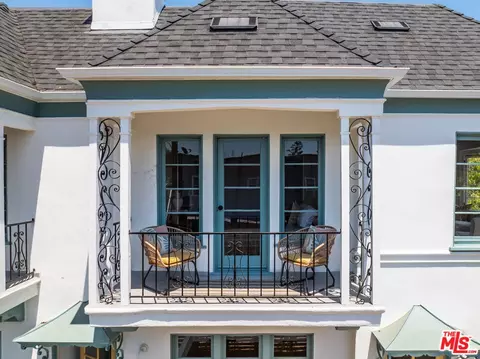 Exterior - 515 Rose Ave, Venice, CA 90291 photo 3 of 4