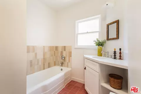 Bath - 515 Rose Ave, Venice, CA 90291 photo 1 of 3