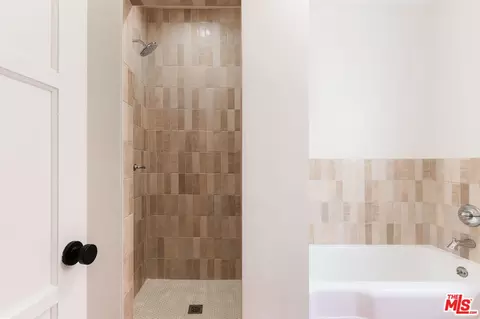 Bath - 515 Rose Ave, Venice, CA 90291 photo 3 of 3