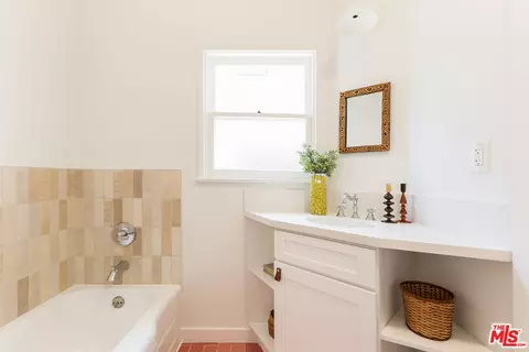 Bath - 515 Rose Ave, Venice, CA 90291 photo 2 of 3