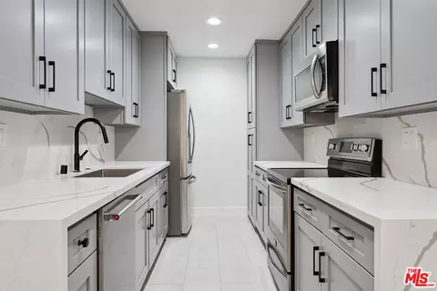 5400 Newcastle Ave #2, Encino, CA 91316
