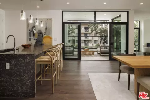 425 N Palm Dr #201, Beverly Hills, CA 90210