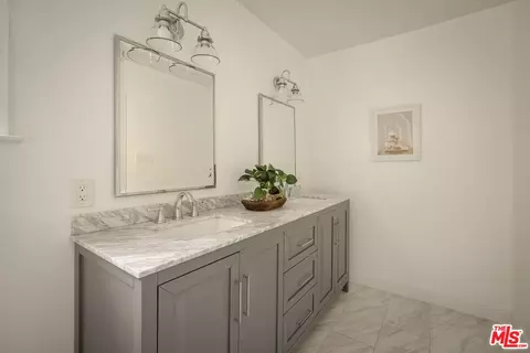 Bath - 1209 Appleton Way, Venice, CA 90291 photo 2 of 6