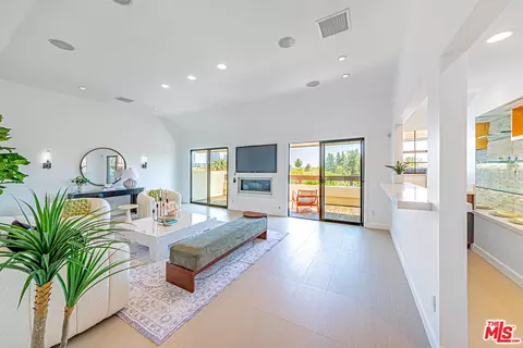 10611 Ashton Ave #1, Los Angeles, CA 90024