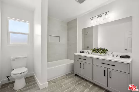 Bath - 1809 W Arbutus St, Compton, CA 90220 photo 3 of 3