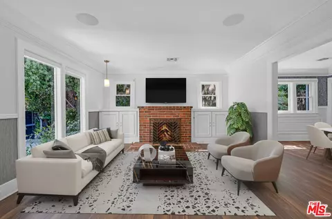 7024 De Longpre Ave, Los Angeles, CA 90028