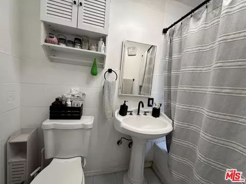 Bath - 14422 S Butler Ave, Compton, CA 90221 photo 1 of 2
