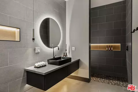 Bath - 7217 Juniper Rd, Joshua Tree, CA 92252 photo 2 of 4