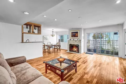 910 S Holt Ave #305, Los Angeles, CA 90035