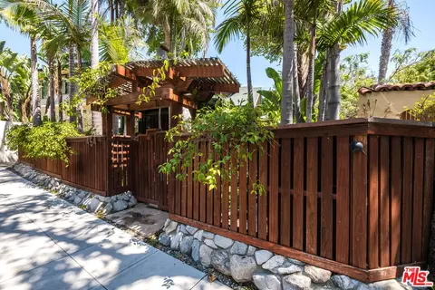 454 E Rustic Rd, Santa Monica, CA 90402