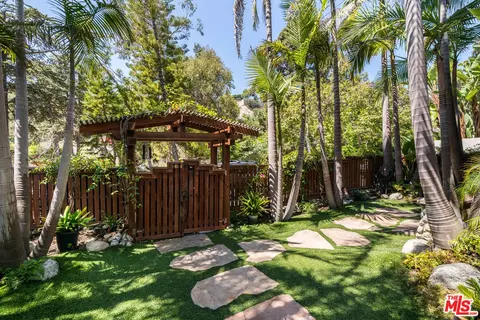 454 E Rustic Rd, Santa Monica, CA 90402