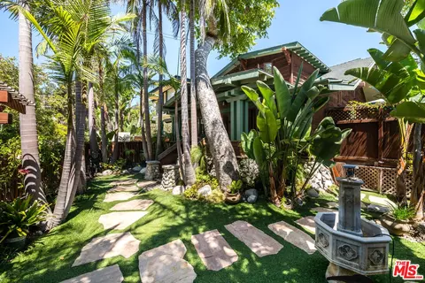454 E Rustic Rd, Santa Monica, CA 90402