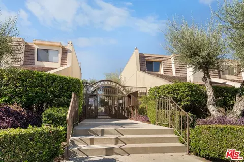 18403 Collins St #D, Tarzana, CA 91356