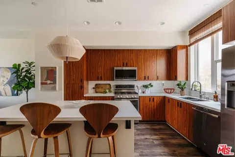 2753 Waverly Dr #1102, Los Angeles, CA 90039