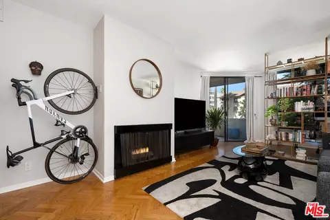 1745 Camino Palmero St #435, Los Angeles, CA 90046